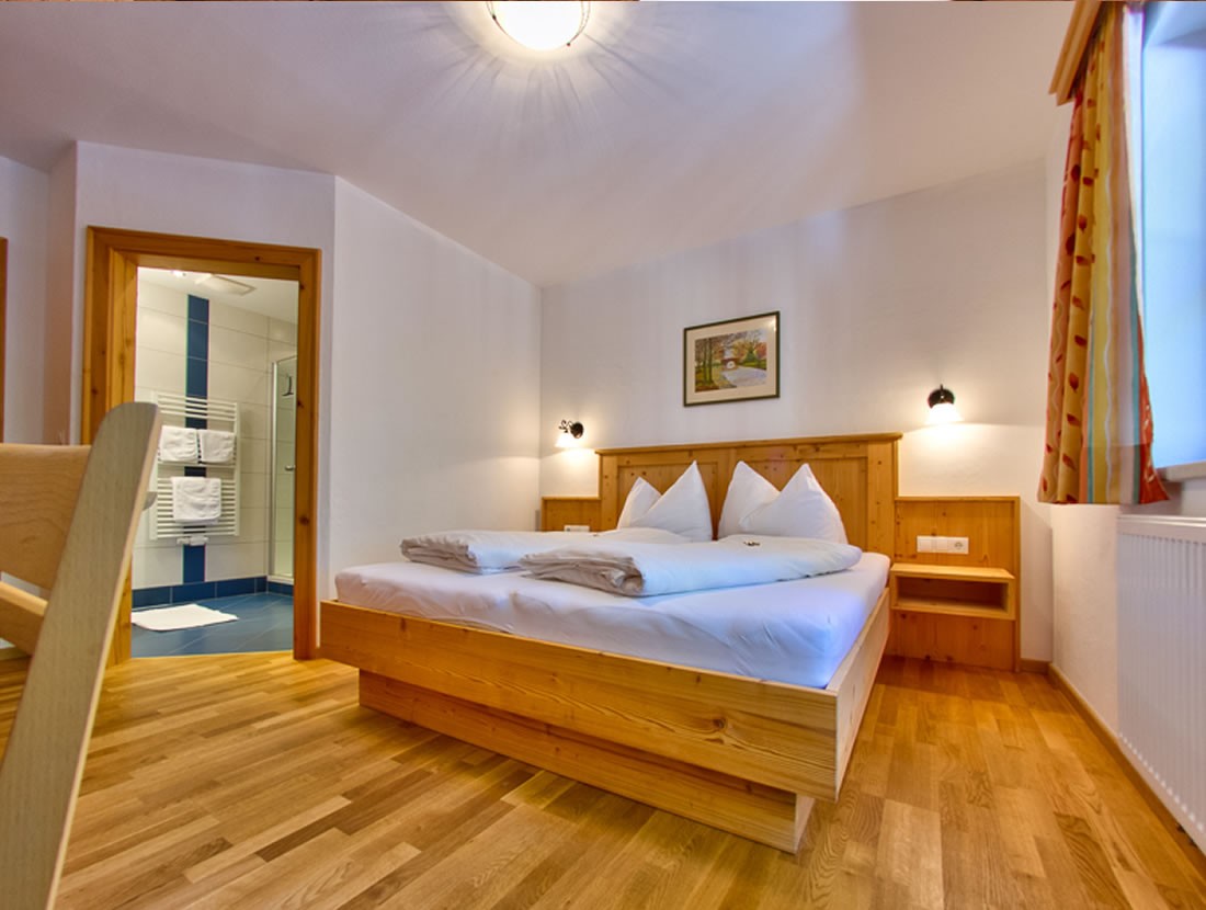 Gemütliches Schlafzimmer mit Doppelbett direkt an der Skipiste