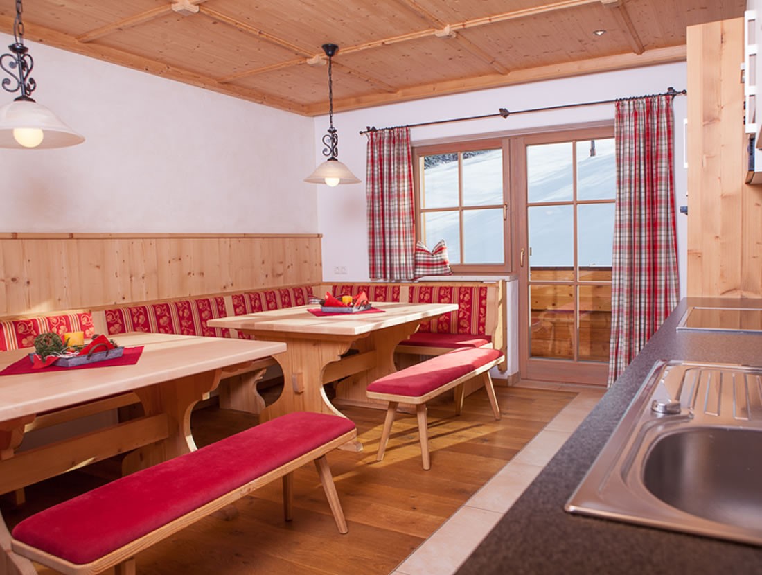 Ausreichend Sitzplätze für bis zu 16 Personen im Appartement Fuchs