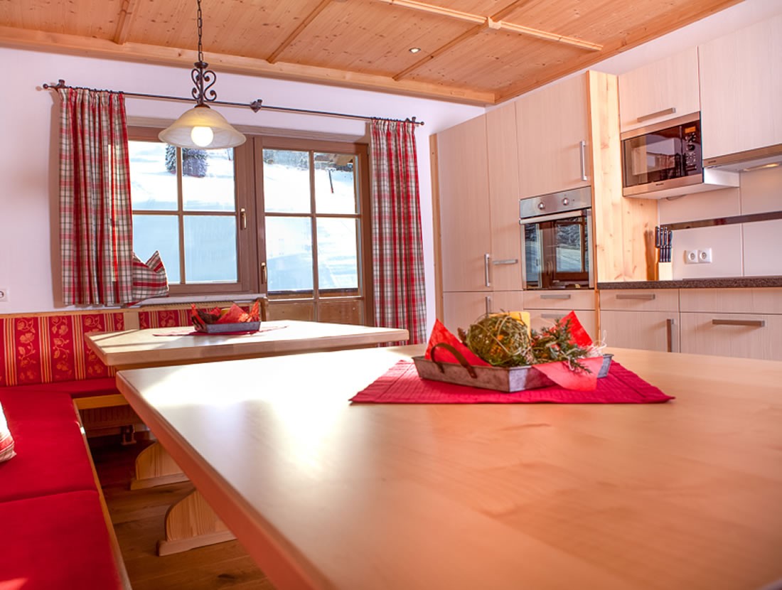 Komplett ausgestattete Küche für bis zu 16 Personen und Balkon zur Skipiste