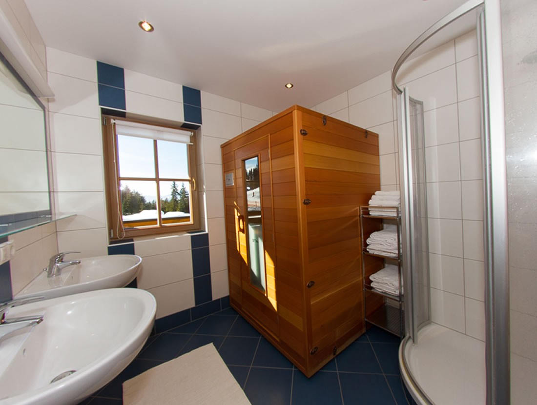 Badezimmer mit Dusche und Infrarotkabine