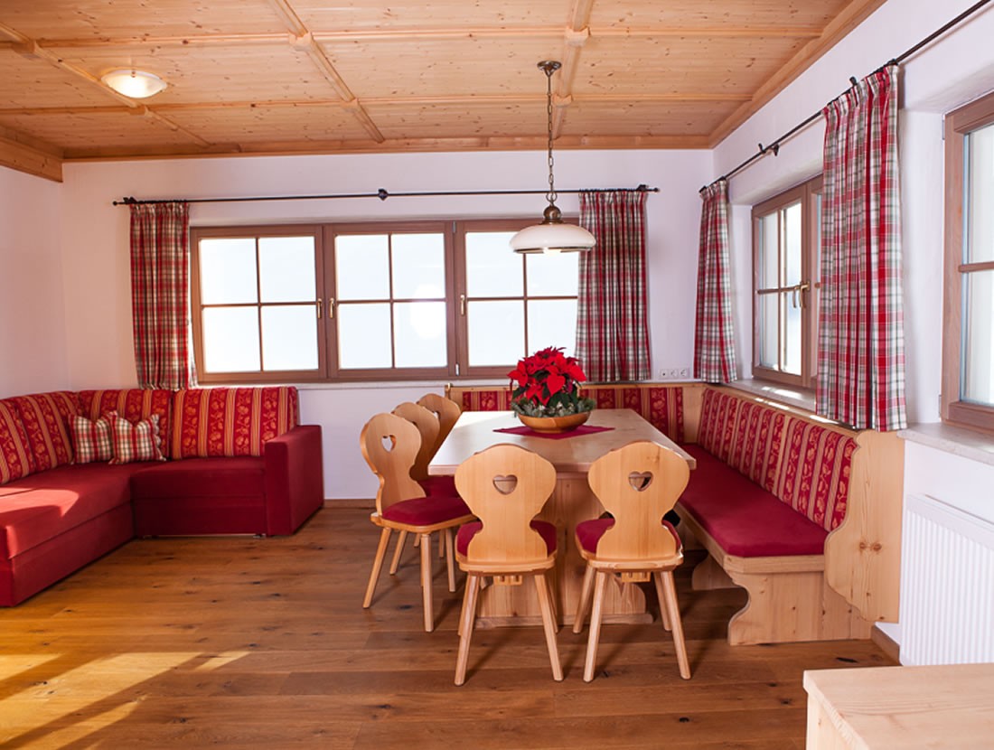 Großes Wohnzimmer mit Esstisch und Blick auf die Skipiste