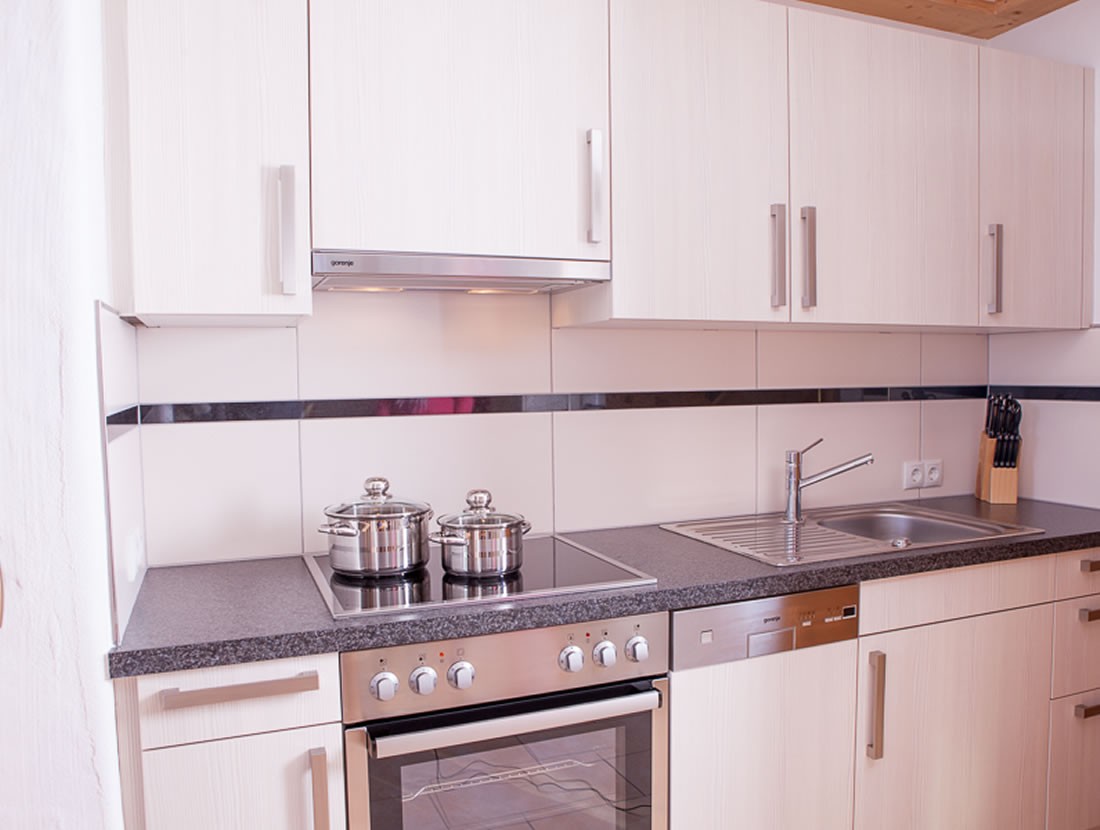 Voll ausgestattete Küche mit Elektrogeräten