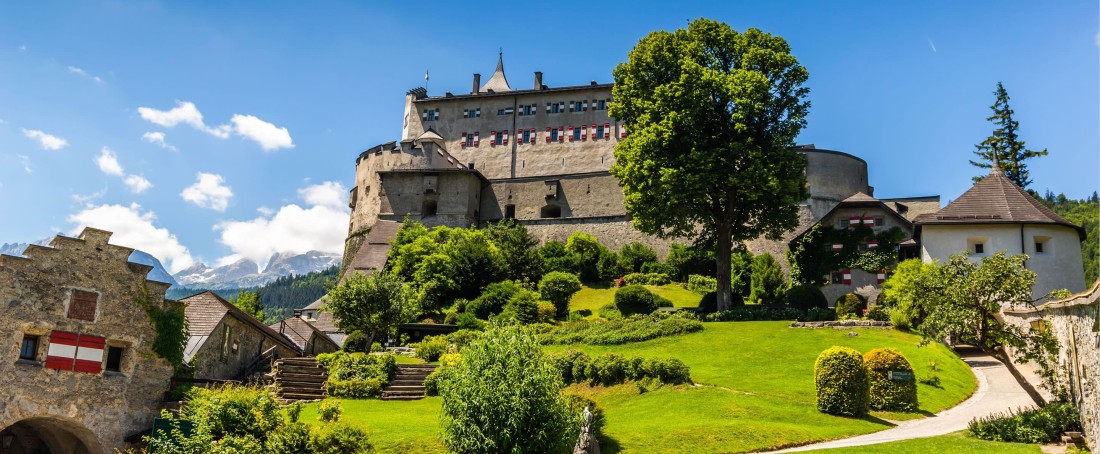 Erlebnisburg Hohenwerfen mit Greifvogelschau und Landesfalknereimuseum © Shutterstock