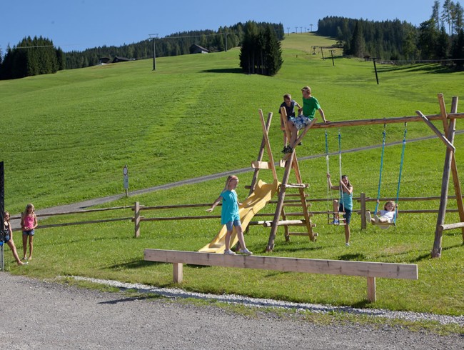 Großer Spielplatz für Kinder
